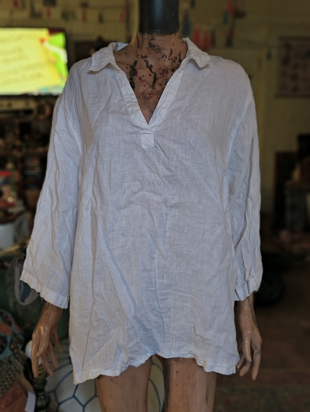 Tahari White Linen V-Neck Collared Tunic With Wooden Button Details